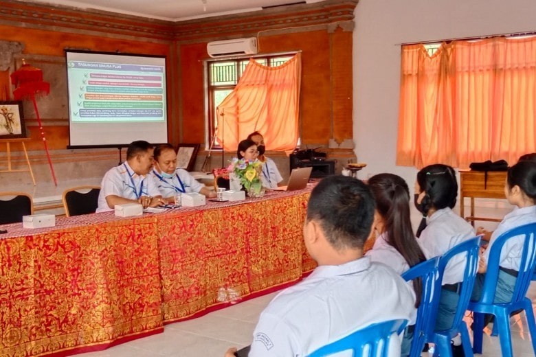 Pemaparan materi dihadapan siswa-siswi